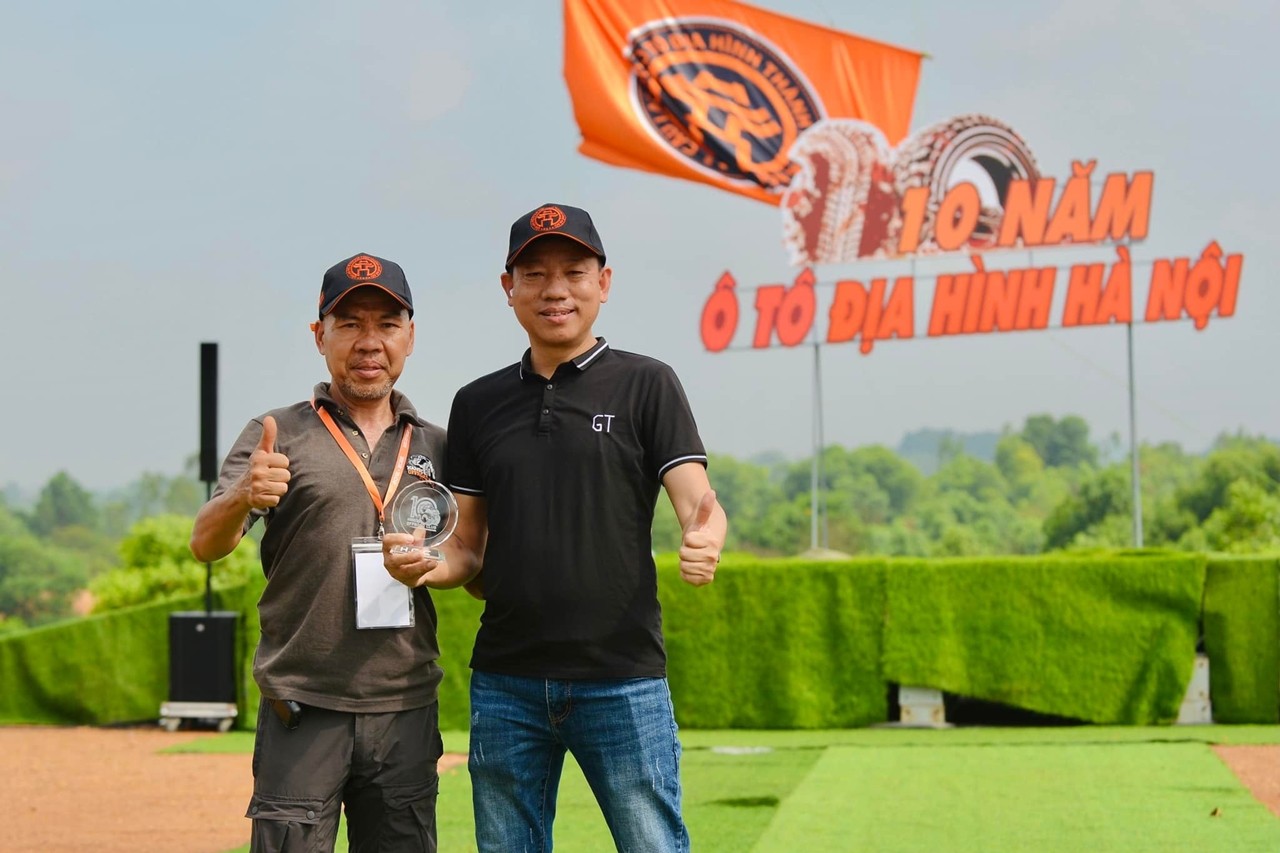 Kỷ niệm 10 năm thành lập CLB ô tô địa hình Hà Nội Kỷ niệm 10 năm thành lập CLB ô tô địa hình Hà Nội