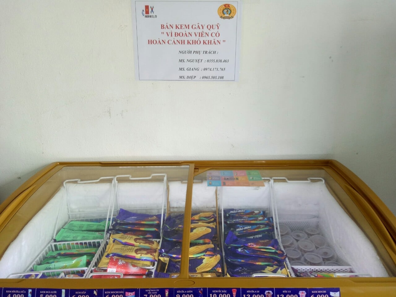 Kêu gọi mọi người mua kem để gây quỹ hỗ trợ đoàn viên khó khăn