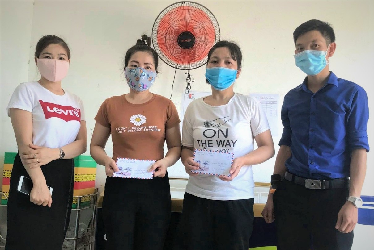 Kêu gọi mọi người mua kem để gây quỹ hỗ trợ đoàn viên khó khăn