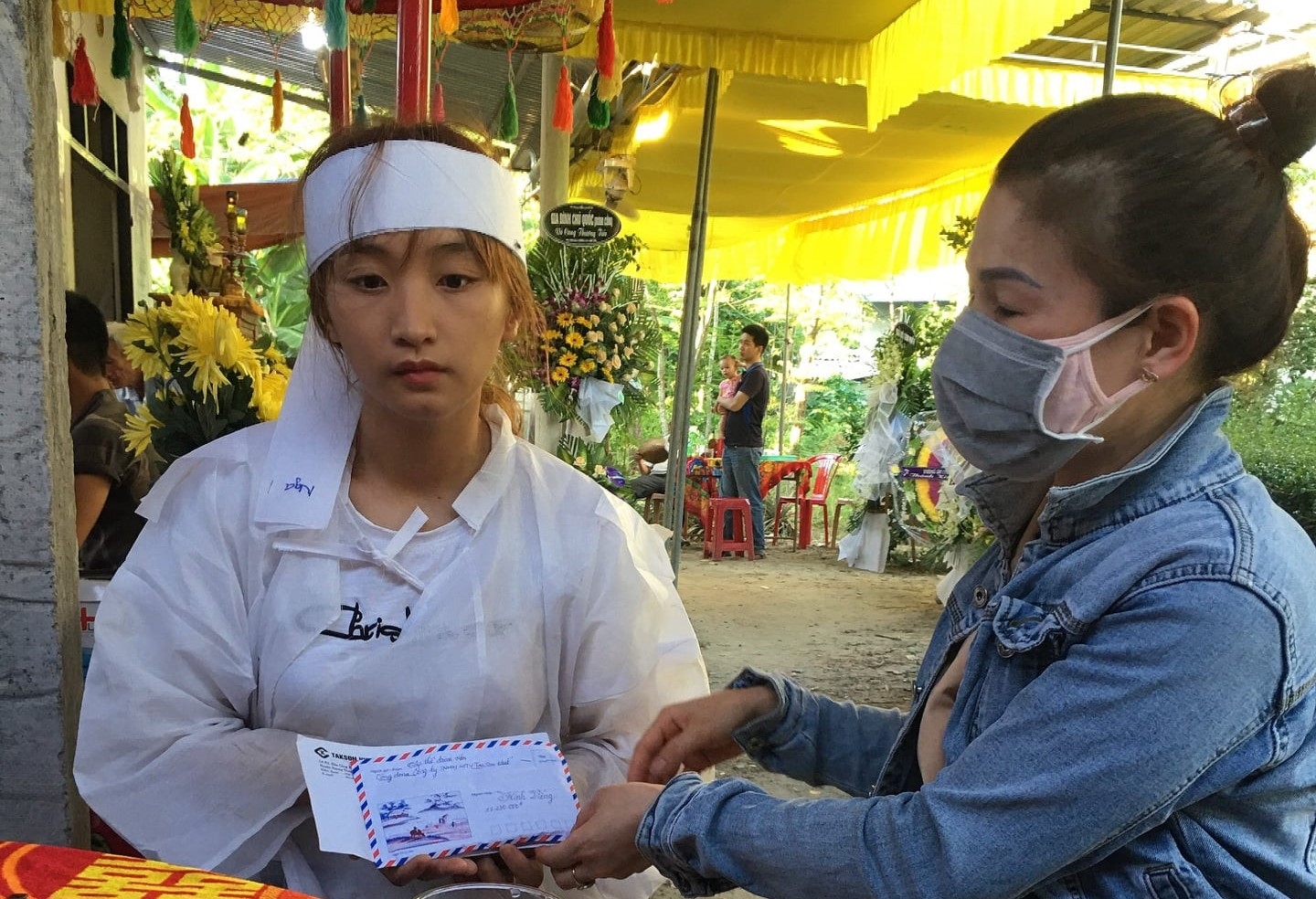 Kêu gọi mọi người mua kem để gây quỹ hỗ trợ đoàn viên khó khăn