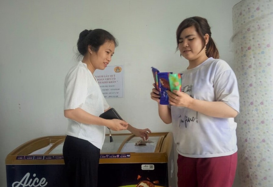 Kêu gọi mọi người mua kem để gây quỹ hỗ trợ đoàn viên khó khăn