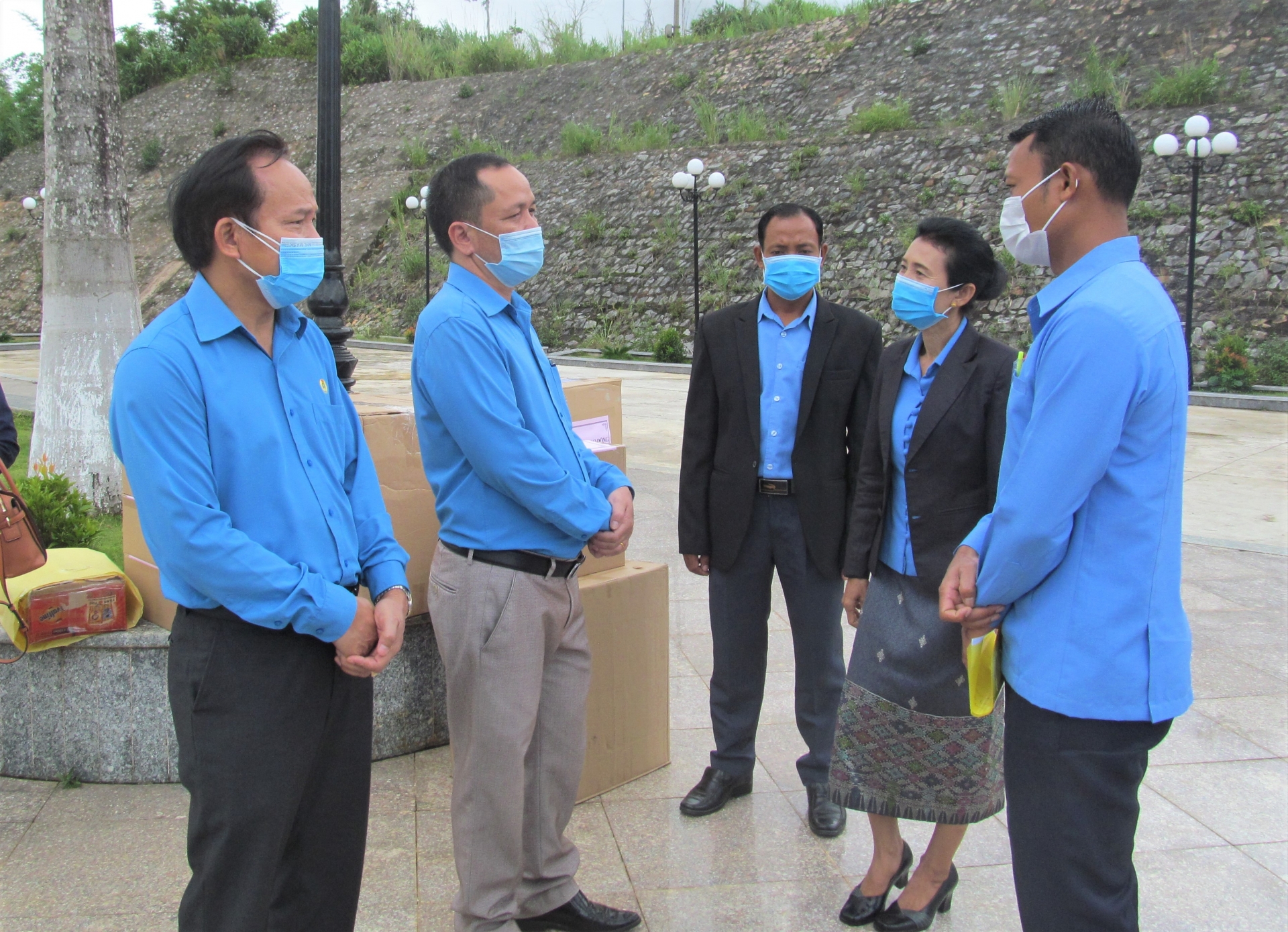 LĐLĐ Kon Tum tặng vật tư y tế cho Liên hiệp Công đoàn tỉnh Attapư (Lào)