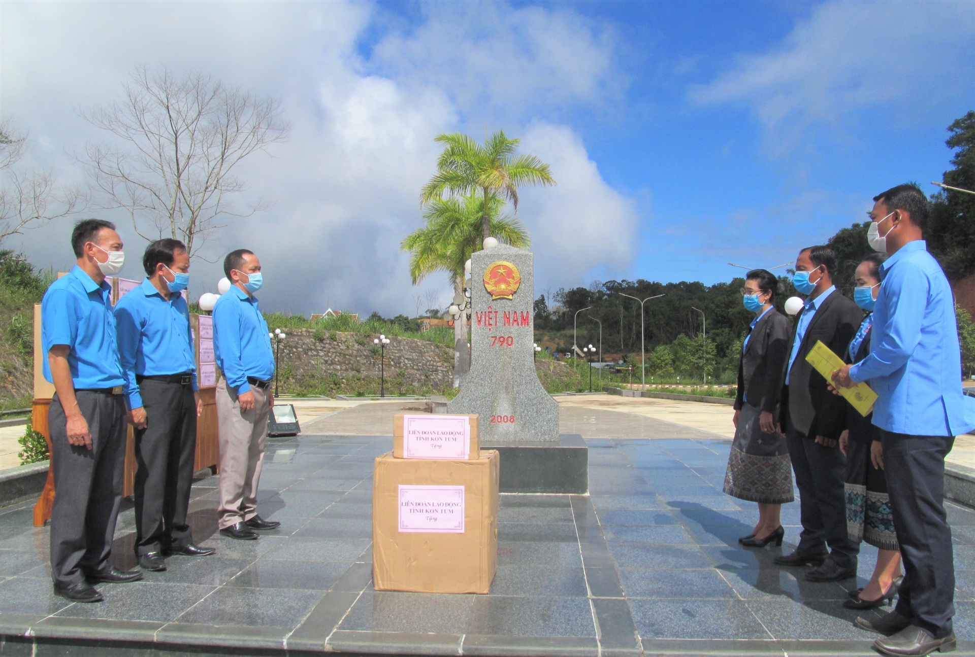 LĐLĐ Kon Tum tặng vật tư y tế cho Liên hiệp Công đoàn tỉnh Attapư (Lào)