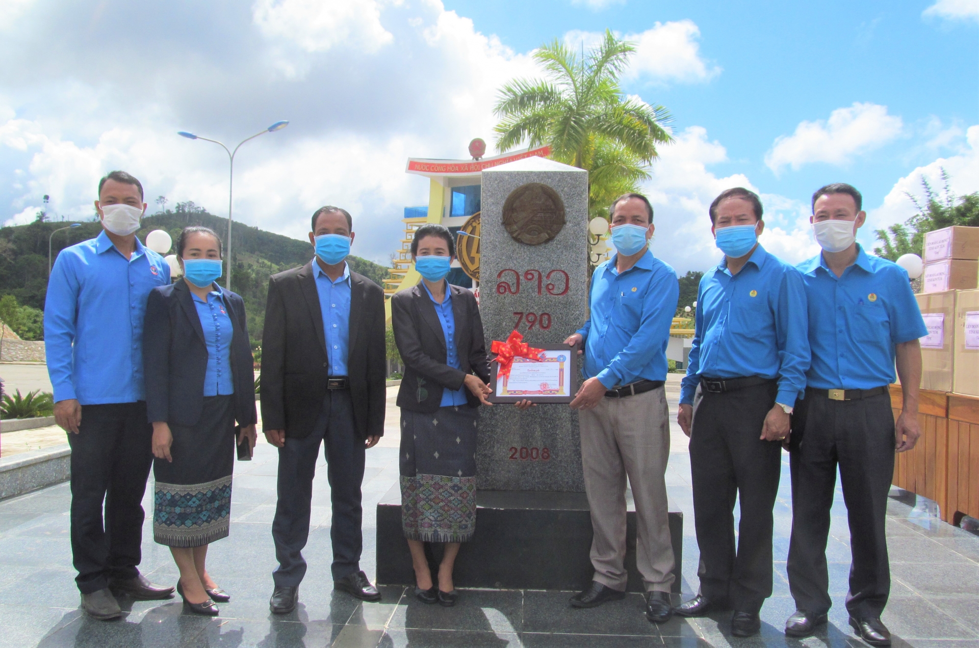 LĐLĐ Kon Tum tặng vật tư y tế cho Liên hiệp Công đoàn tỉnh Attapư (Lào)