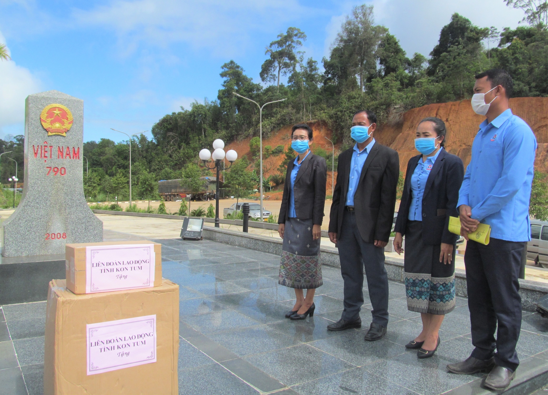 LĐLĐ Kon Tum tặng vật tư y tế cho Liên hiệp Công đoàn tỉnh Attapư (Lào)