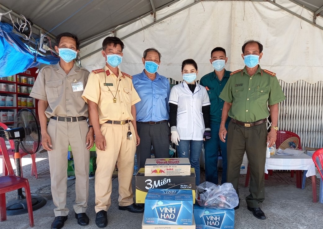 Công đoàn tỉnh Bình Thuận tặng quà cho các đơn vị tuyến đầu chống dịch Công đoàn tỉnh Bình Thuận tặng quà cho các đơn vị tuyến đầu chống dịch