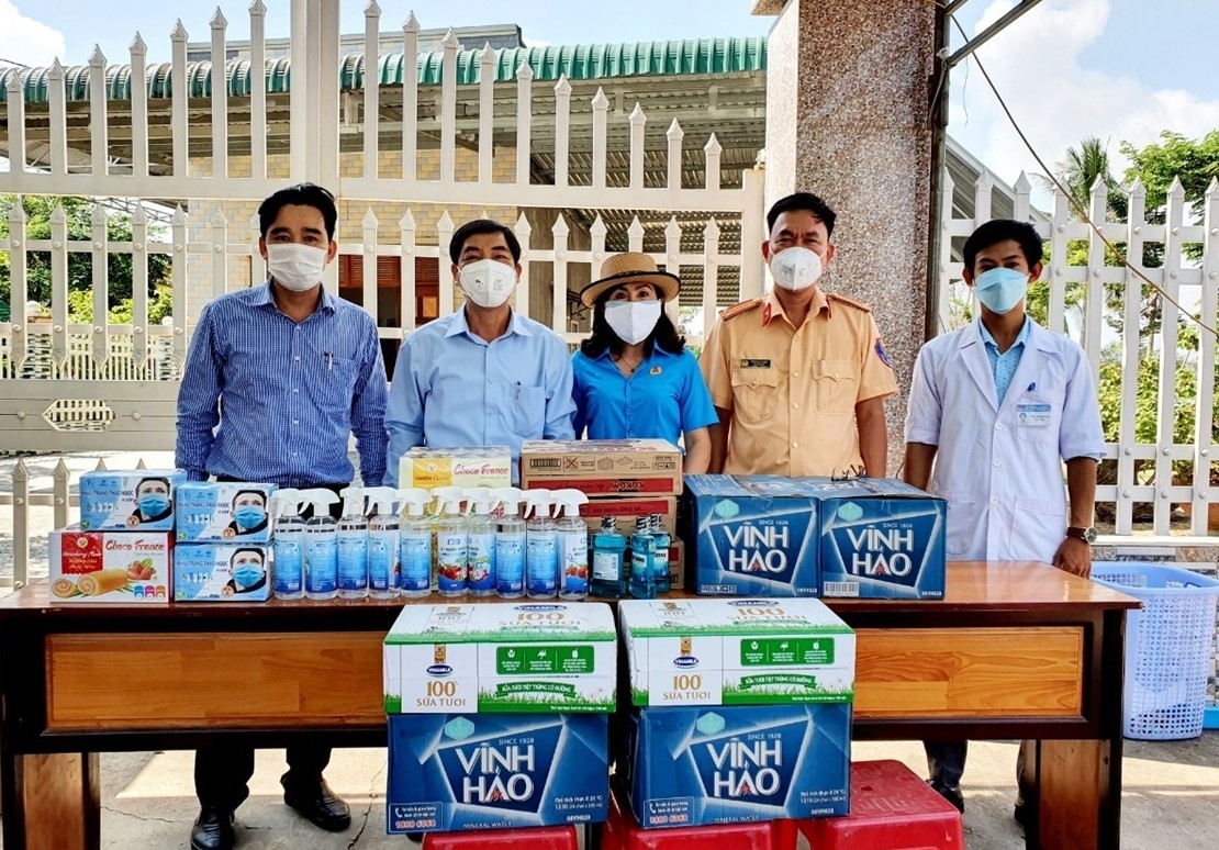 Công đoàn tỉnh Bình Thuận tặng quà cho các đơn vị tuyến đầu chống dịch Công đoàn tỉnh Bình Thuận tặng quà cho các đơn vị tuyến đầu chống dịch