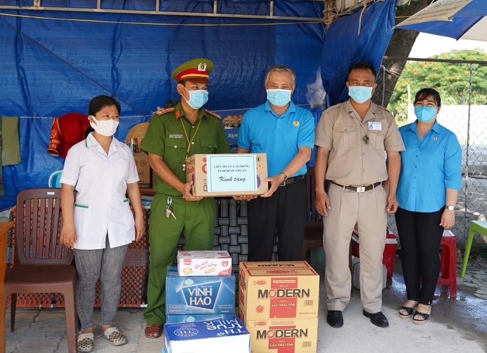 Công đoàn tỉnh Bình Thuận tặng quà cho các đơn vị tuyến đầu chống dịch Công đoàn tỉnh Bình Thuận tặng quà cho các đơn vị tuyến đầu chống dịch