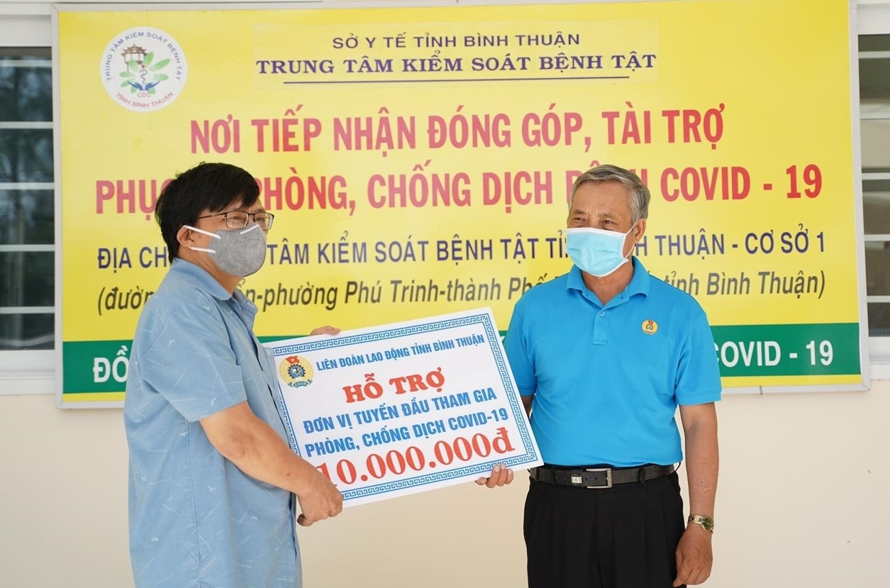 Công đoàn tỉnh Bình Thuận tặng quà cho các đơn vị tuyến đầu chống dịch Công đoàn tỉnh Bình Thuận tặng quà cho các đơn vị tuyến đầu chống dịch