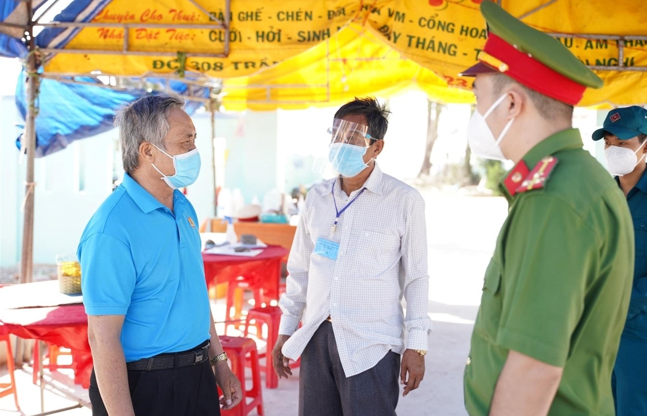 Công đoàn tỉnh Bình Thuận tặng quà cho các đơn vị tuyến đầu chống dịch Công đoàn tỉnh Bình Thuận tặng quà cho các đơn vị tuyến đầu chống dịch