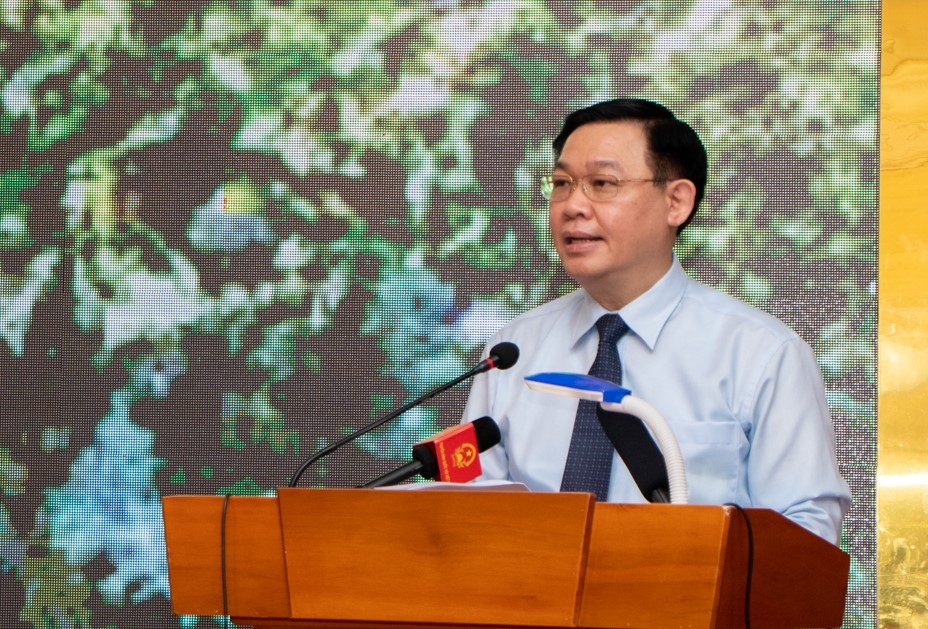 Chủ tịch Quốc hội tặng quà cho NLĐ khó khăn ở Đắk Lắk