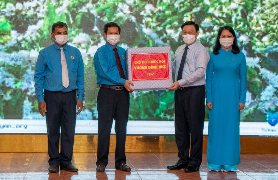 Chủ tịch Quốc hội tặng quà cho NLĐ khó khăn ở Đắk Lắk