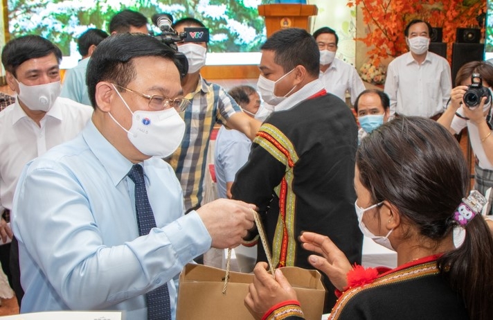 Chủ tịch Quốc hội tặng quà cho NLĐ khó khăn ở Đắk Lắk