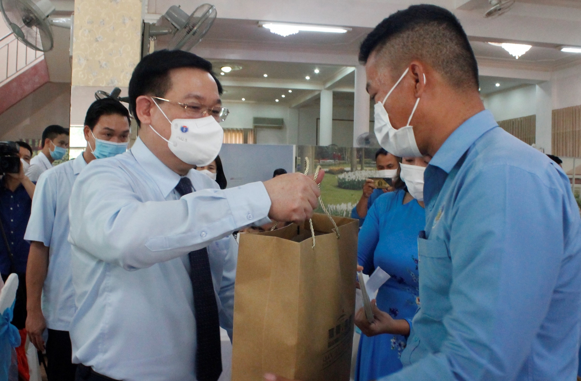 Chủ tịch Quốc hội tặng quà cho NLĐ khó khăn ở Đắk Lắk