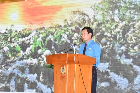 Chủ tịch Quốc hội tặng quà cho NLĐ khó khăn ở Đắk Lắk