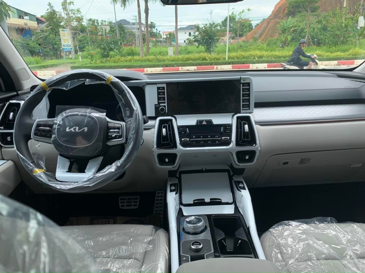 Kia Sorento với trang bị logo mới đã có mặt tại đại lý Kia Sorento với trang bị logo mới đã có mặt tại đại lý