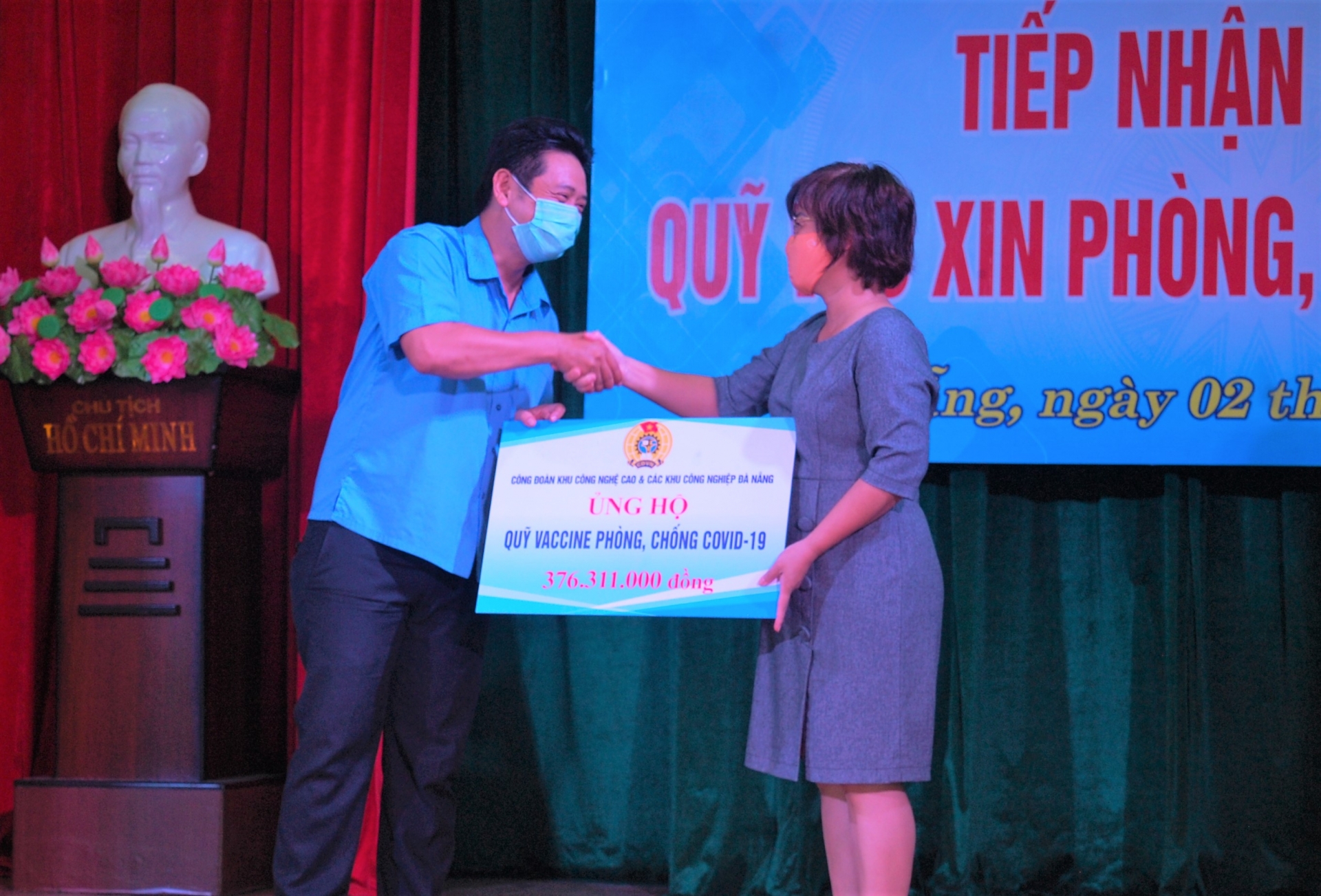 LĐLĐ TP Đà Nẵng ủng hộ hơn 2,6 tỷ đồng vào quỹ "Vaccine cho công nhân" LĐLĐ TP Đà Nẵng ủng hộ hơn 2,6 tỷ đồng vào quỹ "Vaccine cho công nhân"