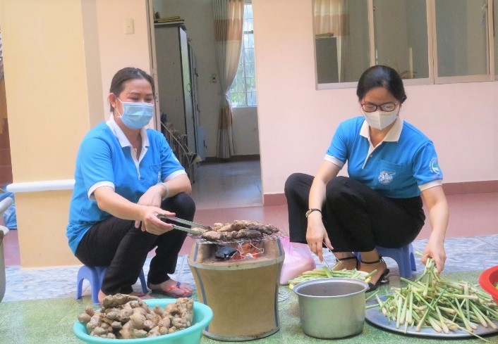 Đoàn viên nấu ăn, phục vụ nước uống cho lực lượng tuyến đầu chống dịch Đoàn viên nấu ăn, phục vụ nước uống cho lực lượng tuyến đầu chống dịch