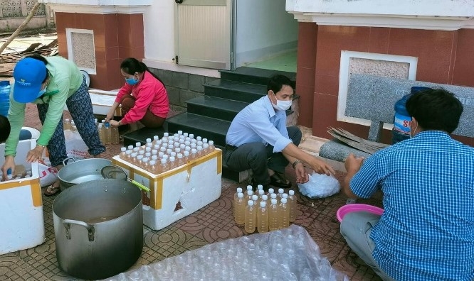 Đoàn viên nấu ăn, phục vụ nước uống cho lực lượng tuyến đầu chống dịch Đoàn viên nấu ăn, phục vụ nước uống cho lực lượng tuyến đầu chống dịch