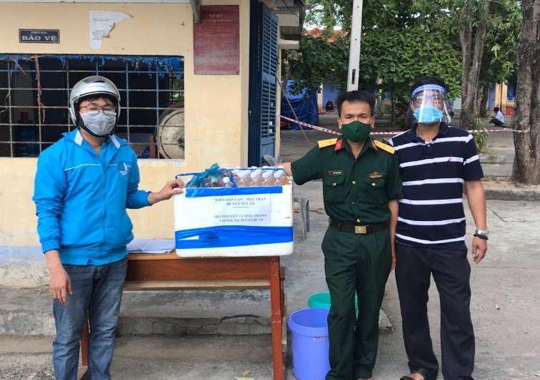 Đoàn viên nấu ăn, phục vụ nước uống cho lực lượng tuyến đầu chống dịch Đoàn viên nấu ăn, phục vụ nước uống cho lực lượng tuyến đầu chống dịch