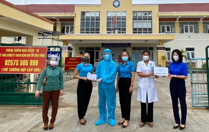 Đoàn viên nấu ăn, phục vụ nước uống cho lực lượng tuyến đầu chống dịch Đoàn viên nấu ăn, phục vụ nước uống cho lực lượng tuyến đầu chống dịch