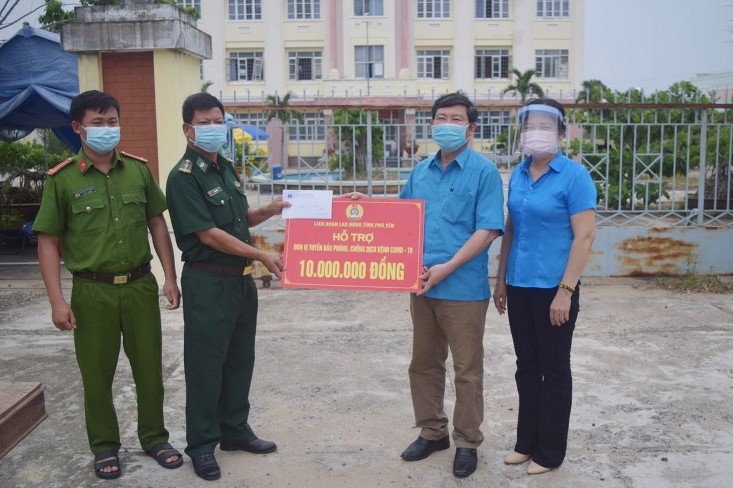 Đoàn viên nấu ăn, phục vụ nước uống cho lực lượng tuyến đầu chống dịch Đoàn viên nấu ăn, phục vụ nước uống cho lực lượng tuyến đầu chống dịch