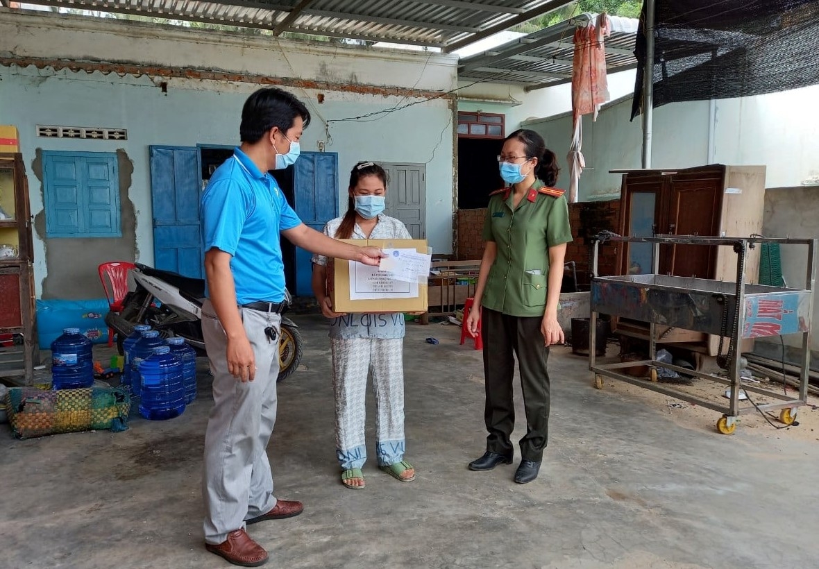 Bình Thuận: Giáo viên trắng đêm dọn dẹp trường để làm khu cách ly Bình Thuận: Giáo viên trắng đêm dọn dẹp trường để làm khu cách ly