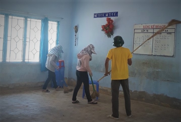 Bình Thuận: Giáo viên trắng đêm dọn dẹp trường để làm khu cách ly Bình Thuận: Giáo viên trắng đêm dọn dẹp trường để làm khu cách ly