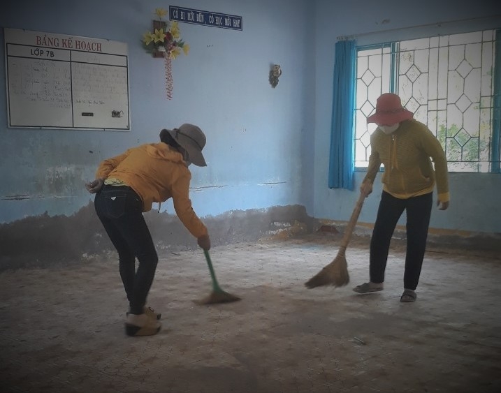 Bình Thuận: Giáo viên trắng đêm dọn dẹp trường để làm khu cách ly Bình Thuận: Giáo viên trắng đêm dọn dẹp trường để làm khu cách ly