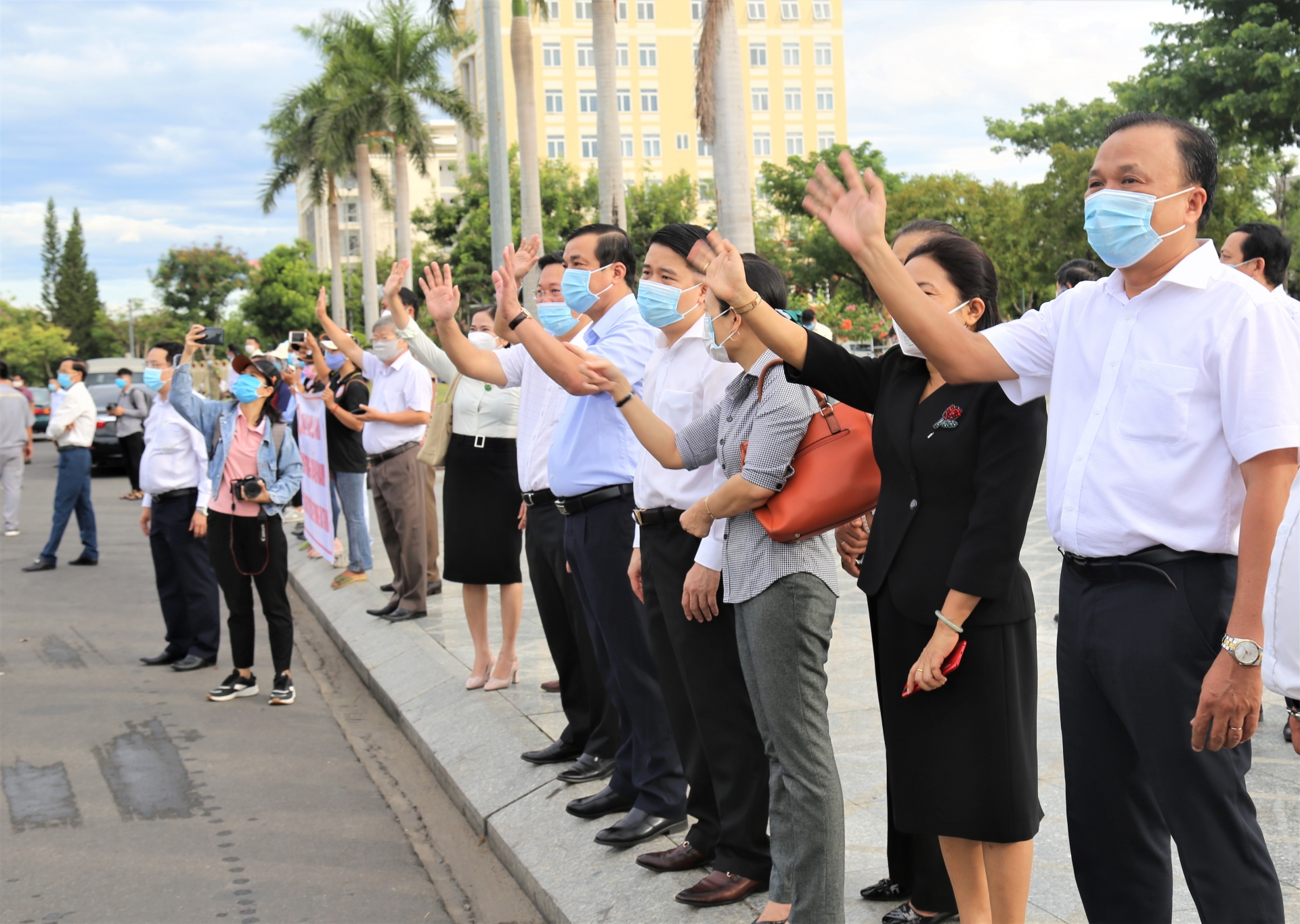 Quảng Nam điều 10 xe, đón hơn 400 người dân ở TP.HCM về quê