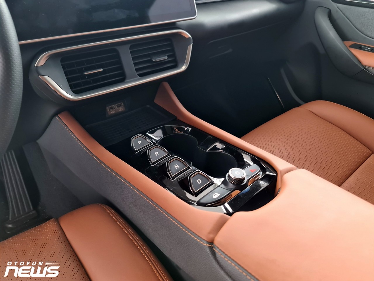 VinFast VF8 lần đầu tiên xuất hiện trước công chúng tại Việt Nam VinFast VF8 lần đầu tiên trưng bày trước công chúng tại Việt Nam