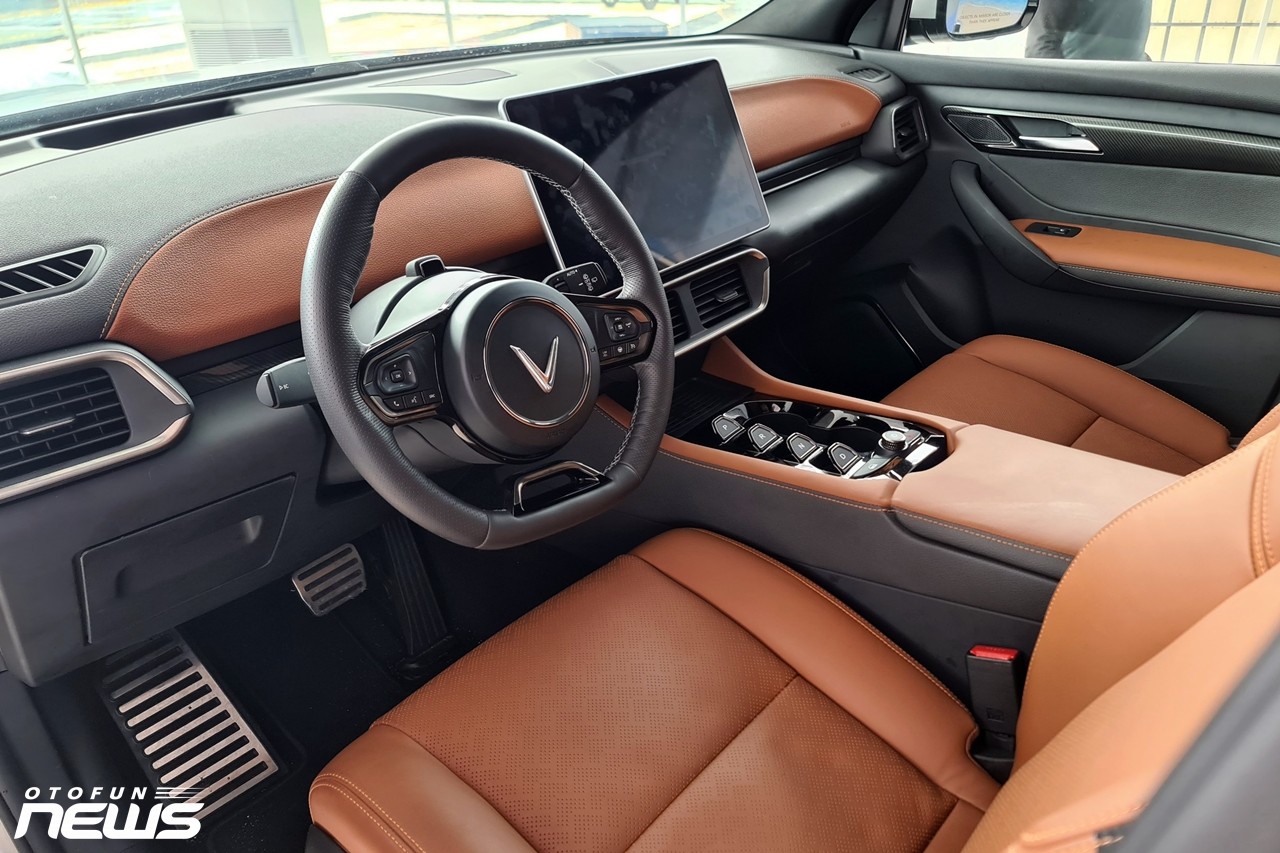 VinFast VF8 lần đầu tiên xuất hiện trước công chúng tại Việt Nam VinFast VF8 lần đầu tiên trưng bày trước công chúng tại Việt Nam