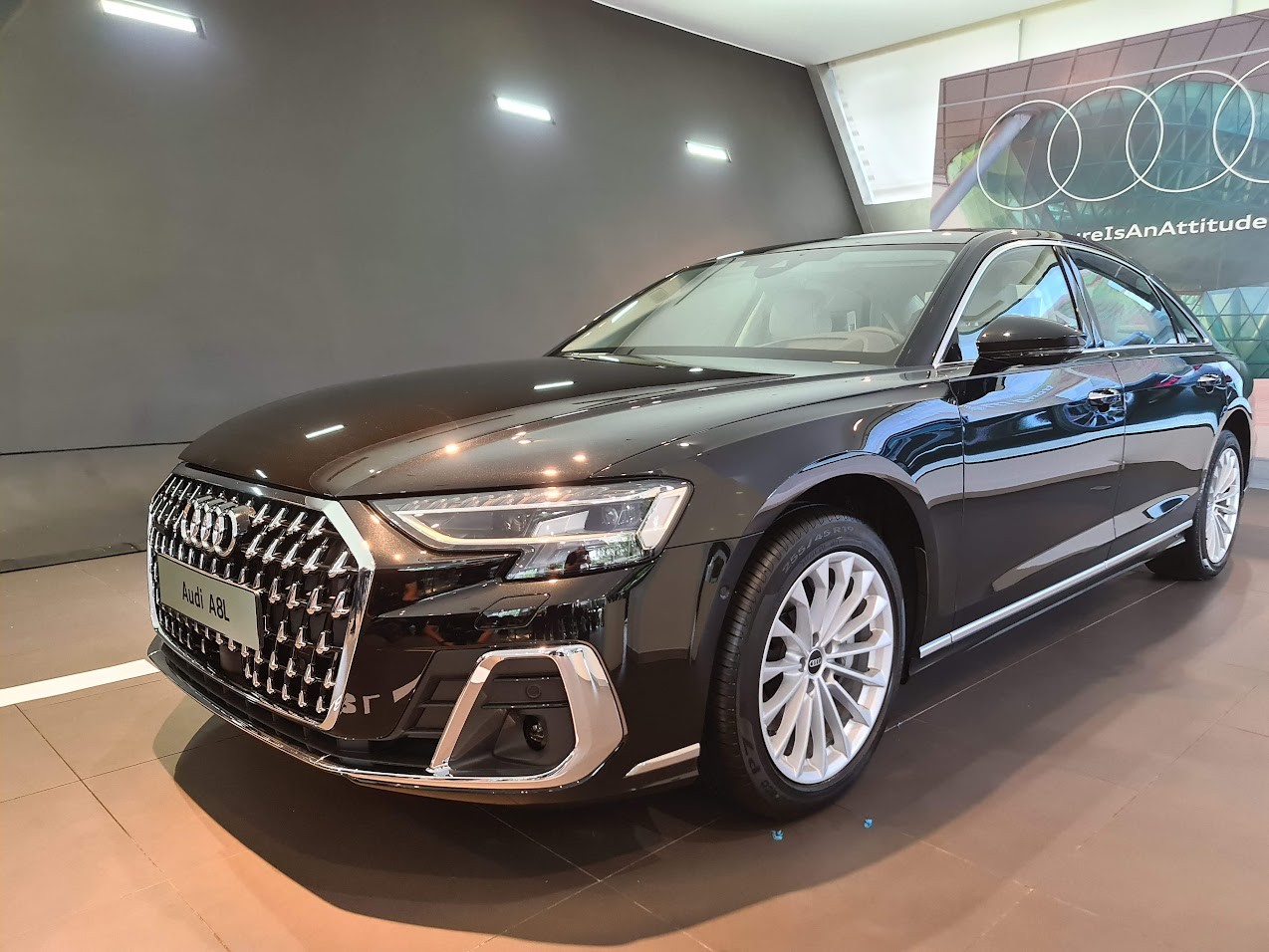 Audi A8L thế hệ mới ra mắt tại Việt Nam với 3 phiên bản Audi A8L thế hệ mới ra mắt tại Việt Nam với 3 phiên bản
