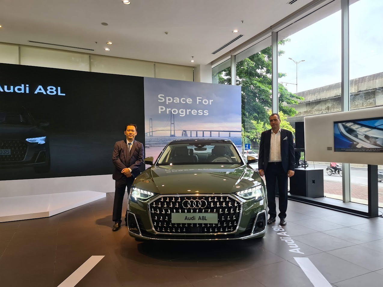 Audi A8L thế hệ mới ra mắt tại Việt Nam với 3 phiên bản Audi A8L thế hệ mới ra mắt tại Việt Nam với 3 phiên bản