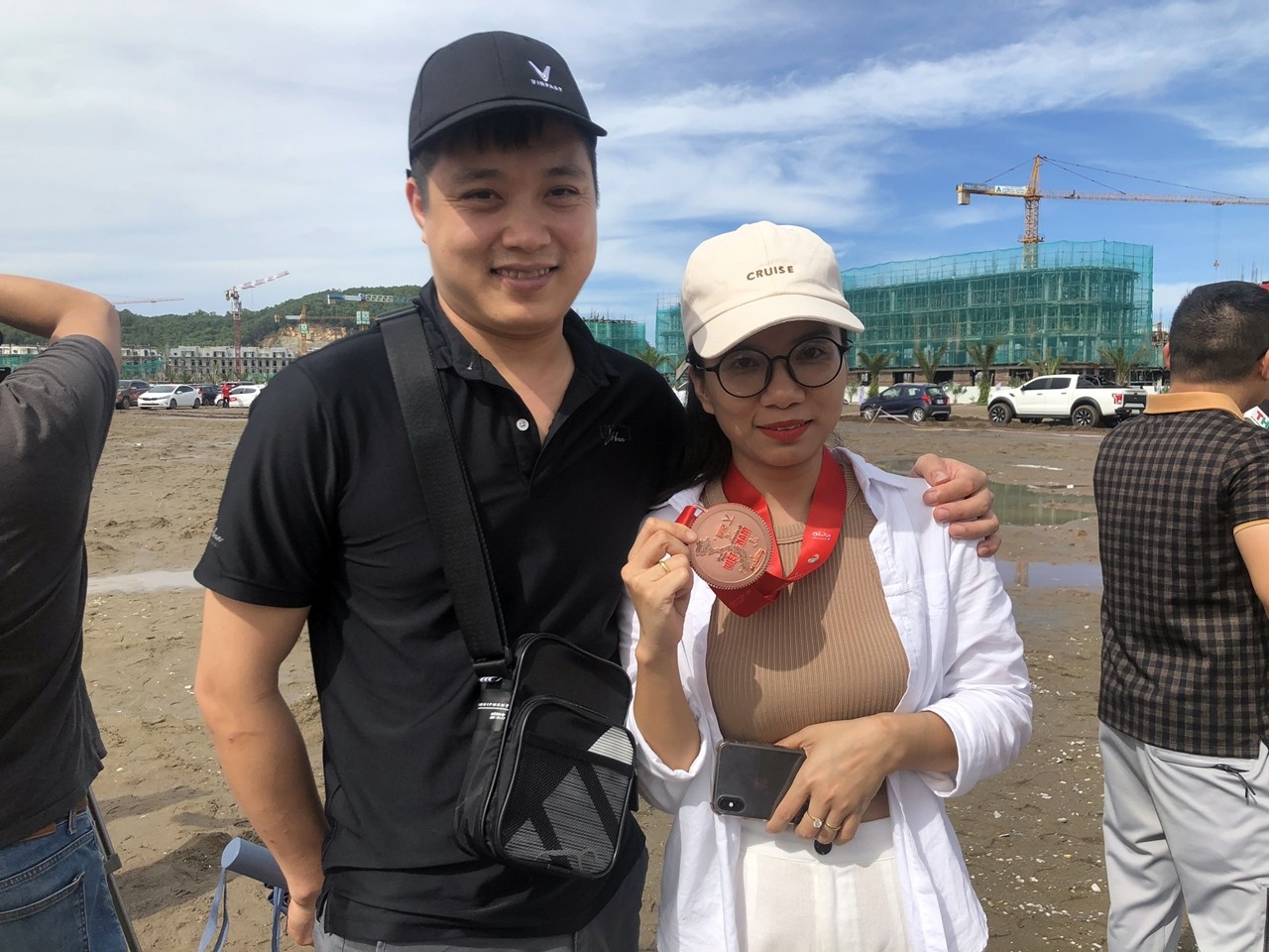 Thành viên hào hứng chụp ảnh cùng medal Xếp xe Kỷ lục Hình Bản đồ Việt Nam Thành viên hào hứng chụp ảnh cùng medal Xếp xe Kỷ lục Hình Bản đồ Việt Nam