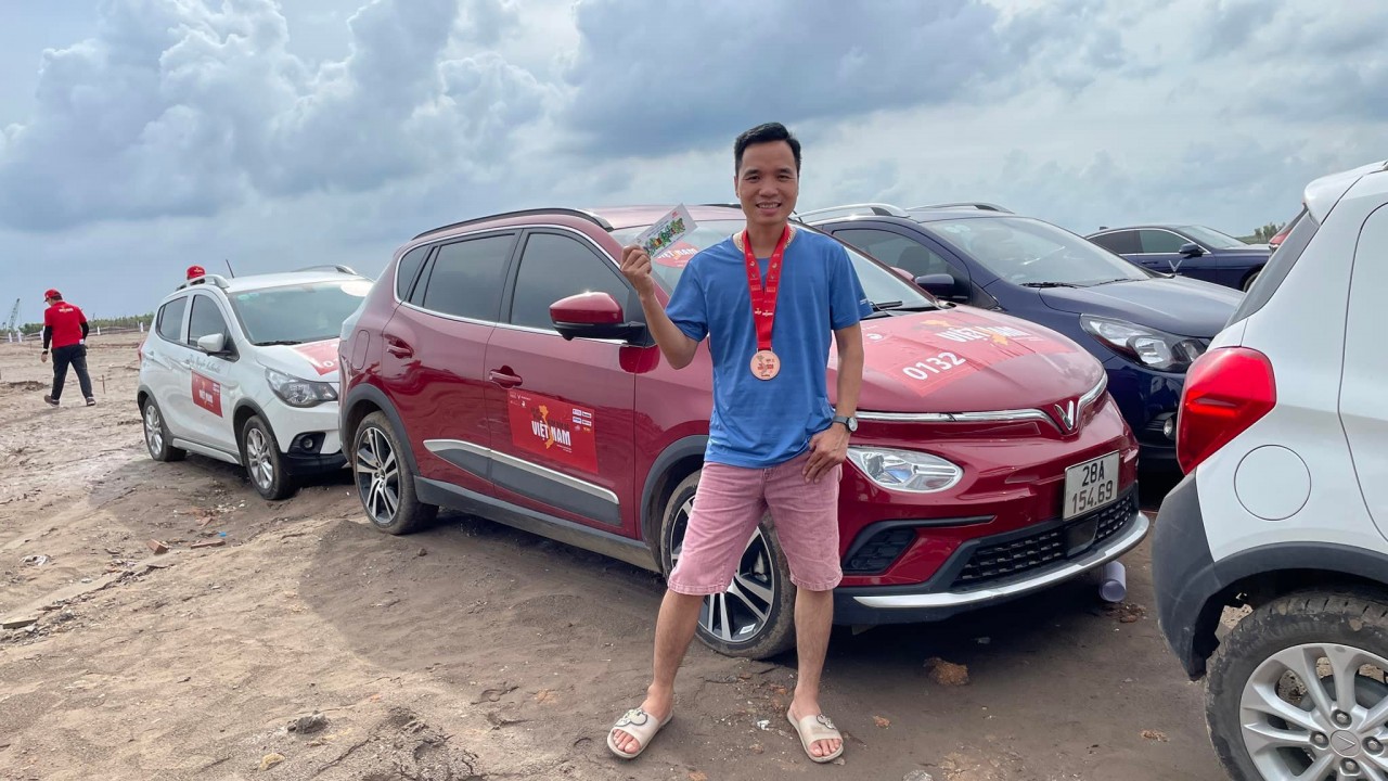 Thành viên hào hứng chụp ảnh cùng medal Xếp xe Kỷ lục Hình Bản đồ Việt Nam Thành viên hào hứng chụp ảnh cùng medal Xếp xe Kỷ lục Hình Bản đồ Việt Nam