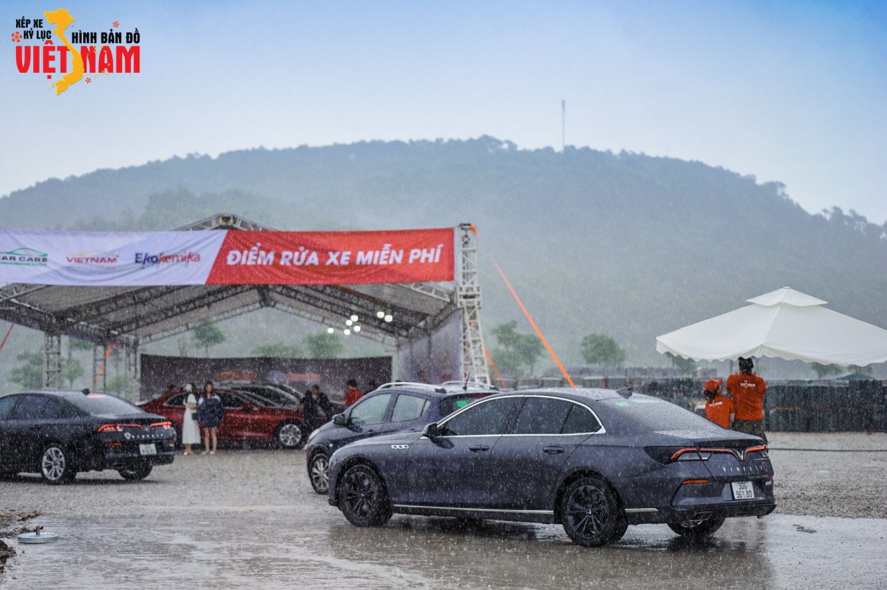 Ban tổ chức và đội ngũ kỹ thuật hướng dẫn các thành viên tham gia xếp xe