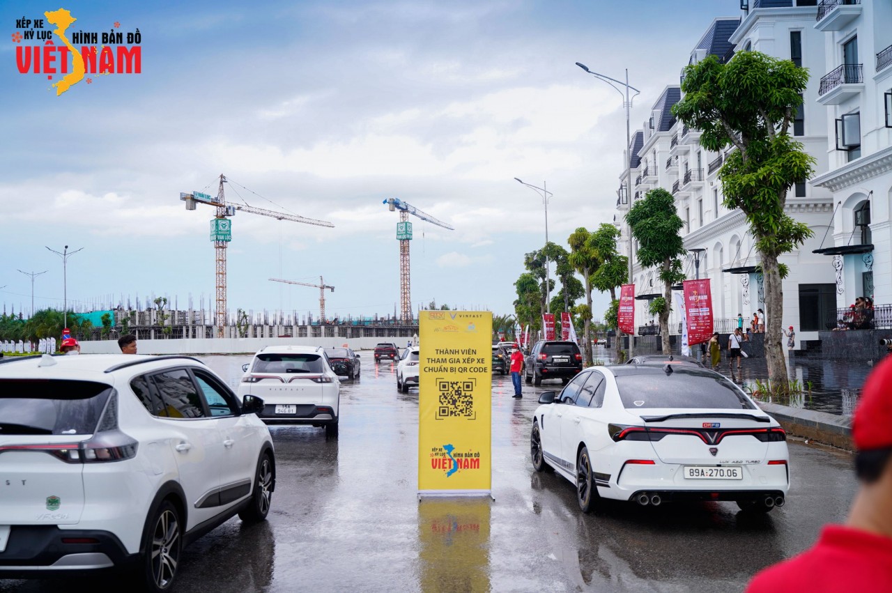 Ban tổ chức và đội ngũ kỹ thuật hướng dẫn các thành viên tham gia xếp xe