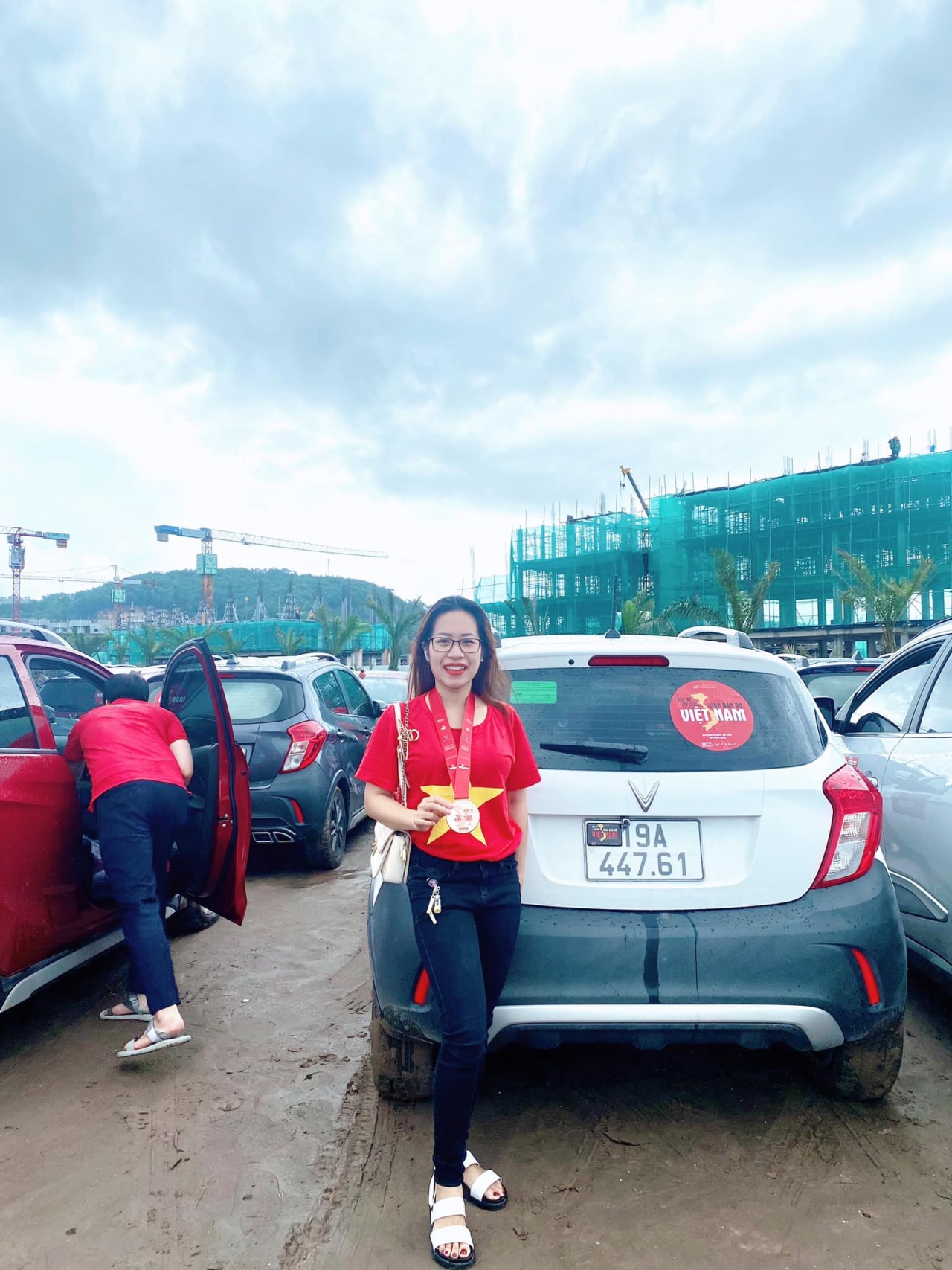 Thành viên hào hứng chụp ảnh cùng medal Xếp xe Kỷ lục Hình Bản đồ Việt Nam Thành viên hào hứng chụp ảnh cùng medal Xếp xe Kỷ lục Hình Bản đồ Việt Nam