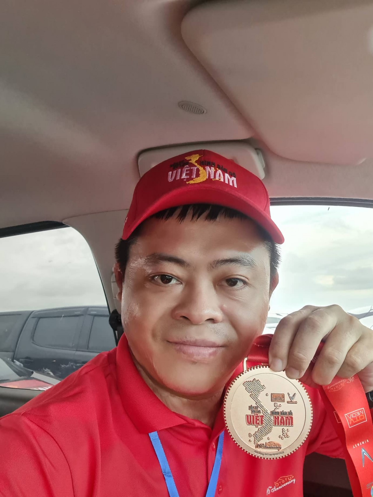 Thành viên hào hứng chụp ảnh cùng medal Xếp xe Kỷ lục Hình Bản đồ Việt Nam Thành viên hào hứng chụp ảnh cùng medal Xếp xe Kỷ lục Hình Bản đồ Việt Nam