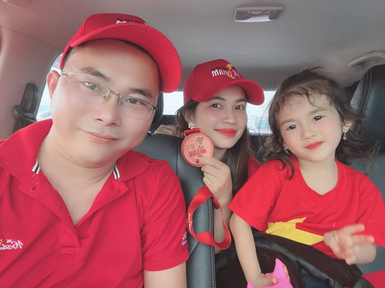 Thành viên hào hứng chụp ảnh cùng medal Xếp xe Kỷ lục Hình Bản đồ Việt Nam Thành viên hào hứng chụp ảnh cùng medal Xếp xe Kỷ lục Hình Bản đồ Việt Nam