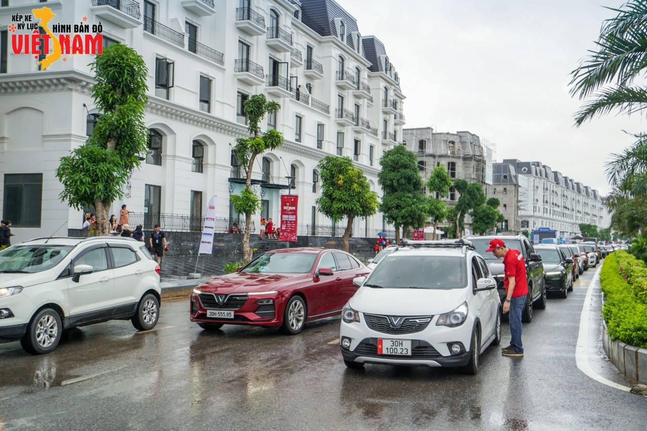 Ban tổ chức và đội ngũ kỹ thuật hướng dẫn các thành viên tham gia xếp xe