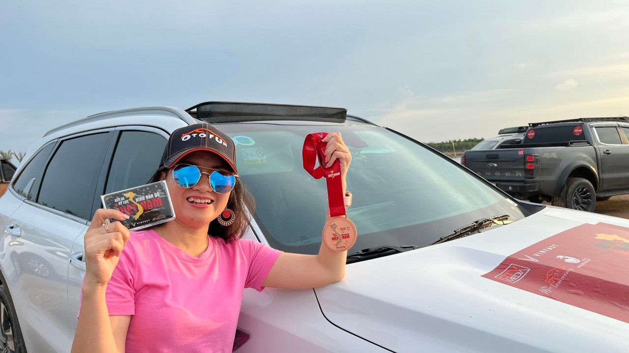 Thành viên hào hứng chụp ảnh cùng medal Xếp xe Kỷ lục Hình Bản đồ Việt Nam Thành viên hào hứng chụp ảnh cùng medal Xếp xe Kỷ lục Hình Bản đồ Việt Nam
