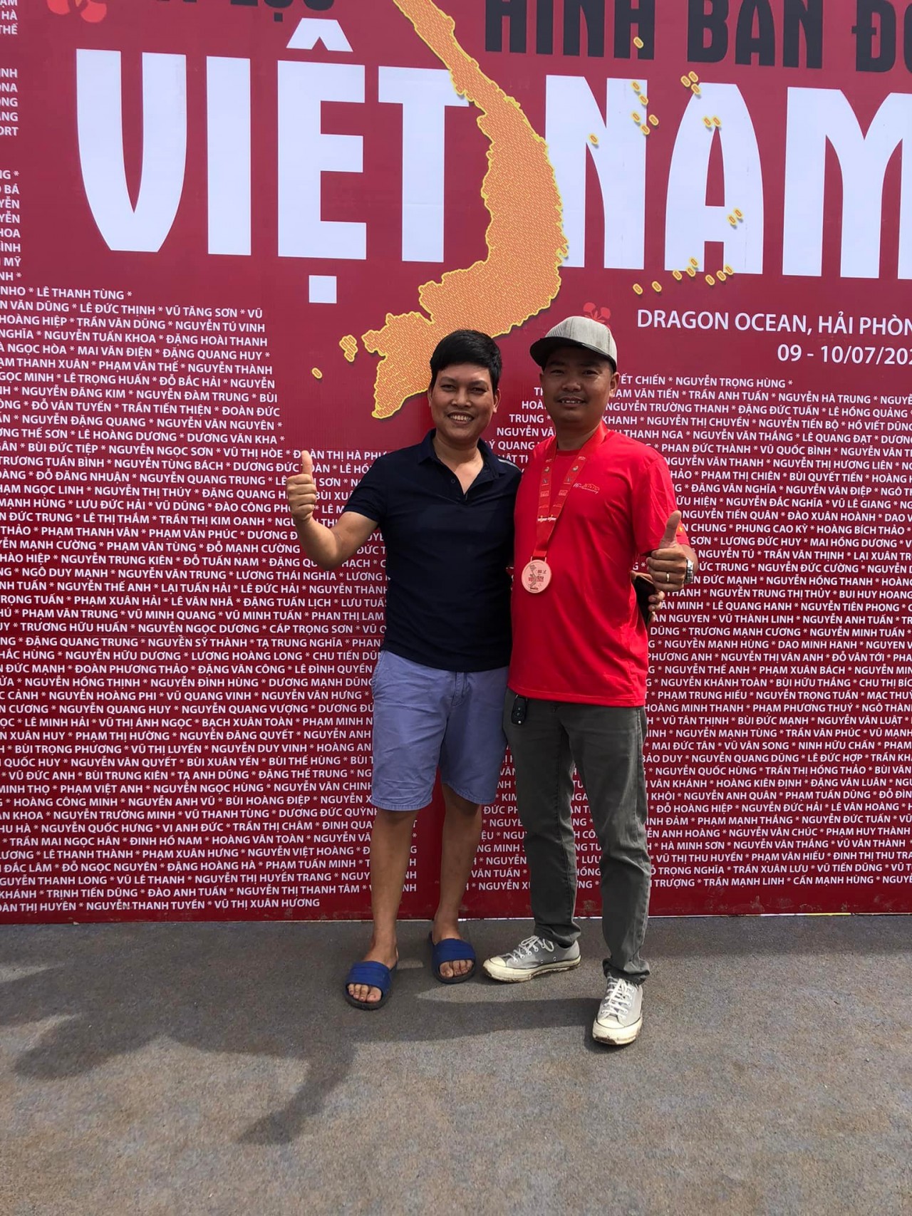 Thành viên hào hứng chụp ảnh cùng medal Xếp xe Kỷ lục Hình Bản đồ Việt Nam Thành viên hào hứng chụp ảnh cùng medal Xếp xe Kỷ lục Hình Bản đồ Việt Nam