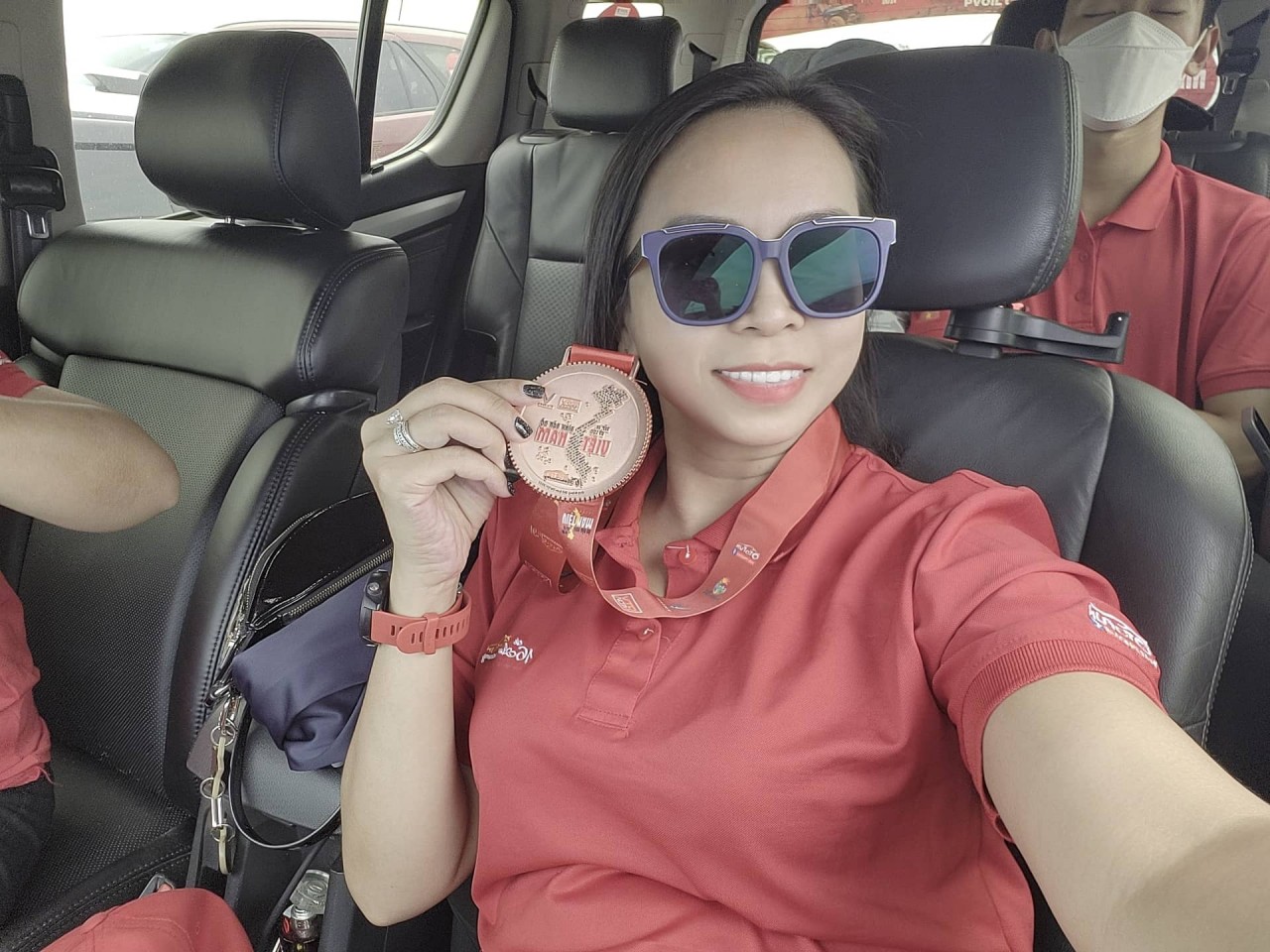 Thành viên hào hứng chụp ảnh cùng medal Xếp xe Kỷ lục Hình Bản đồ Việt Nam Thành viên hào hứng chụp ảnh cùng medal Xếp xe Kỷ lục Hình Bản đồ Việt Nam