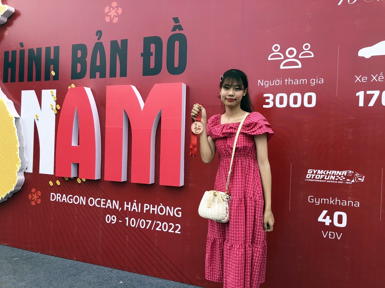 Thành viên hào hứng chụp ảnh cùng medal Xếp xe Kỷ lục Hình Bản đồ Việt Nam Thành viên hào hứng chụp ảnh cùng medal Xếp xe Kỷ lục Hình Bản đồ Việt Nam