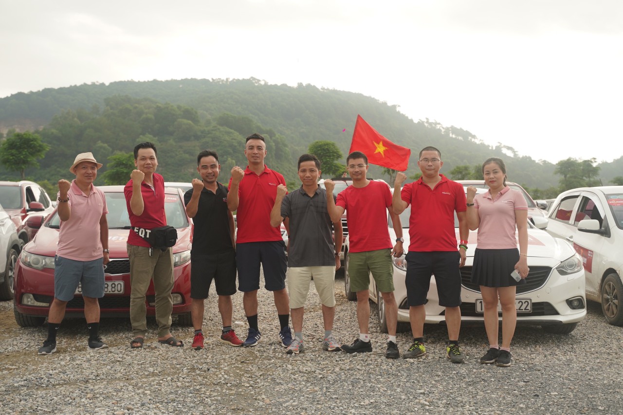 Khoảnh khắc hàng trăm chiếc xe nối đuôi nhau diễu hành qua cung đường ven biển Đồ Sơn