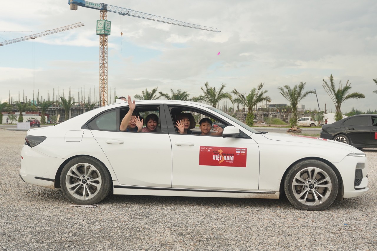 Khoảnh khắc hàng trăm chiếc xe nối đuôi nhau diễu hành qua cung đường ven biển Đồ Sơn