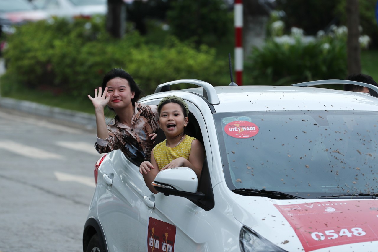 Khoảnh khắc hàng trăm chiếc xe nối đuôi nhau diễu hành qua cung đường ven biển Đồ Sơn