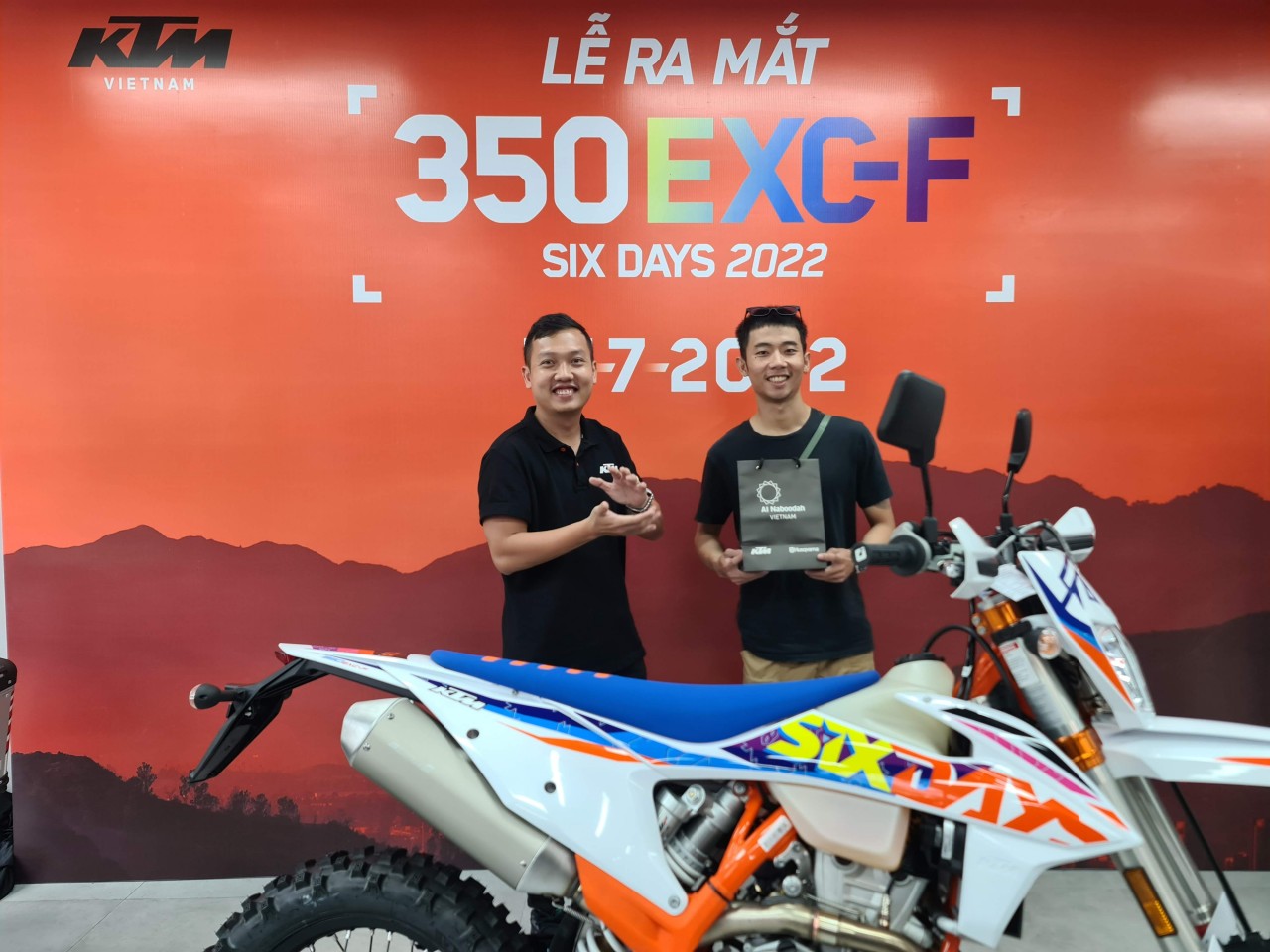 Xe 'cào cào' đường phố KTM 350 EXC-F SIX DAYS chính hãng về Việt Nam Xe 'cào cào' đường phố KTM 350 EXC-F SIX DAYS chính hãng về Việt Nam